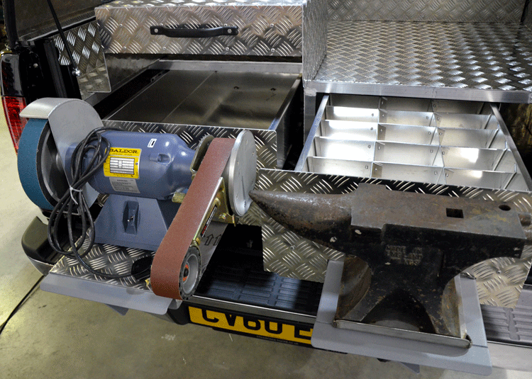 Mobile Farriers fitted to a Nissan D40 FARRIERS Canopies